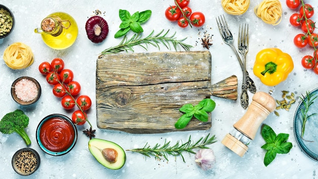 Deska z kolorowymi składnikami i talerzem